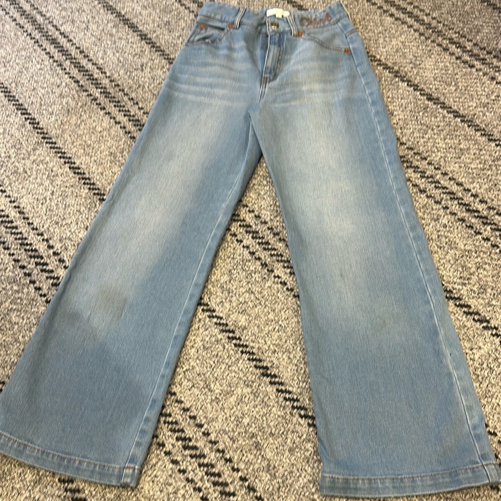 Super cute and stylish Chloe jeans. 💙